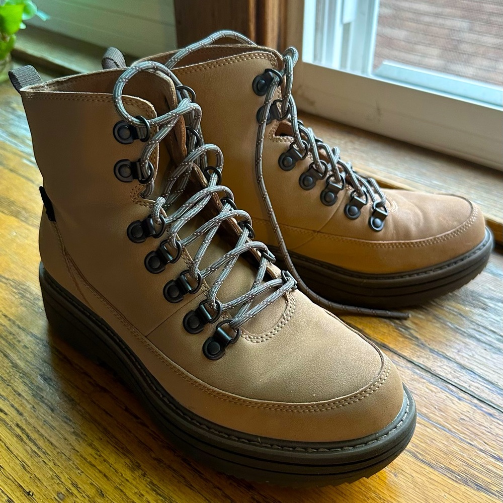 Teva Midform Women’s Boots - Current style Size 8